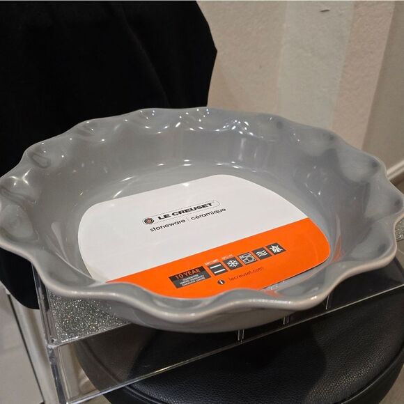 Le Creuset 23cm Round Pie Dish- Mist Grey - Picture 3 of 7